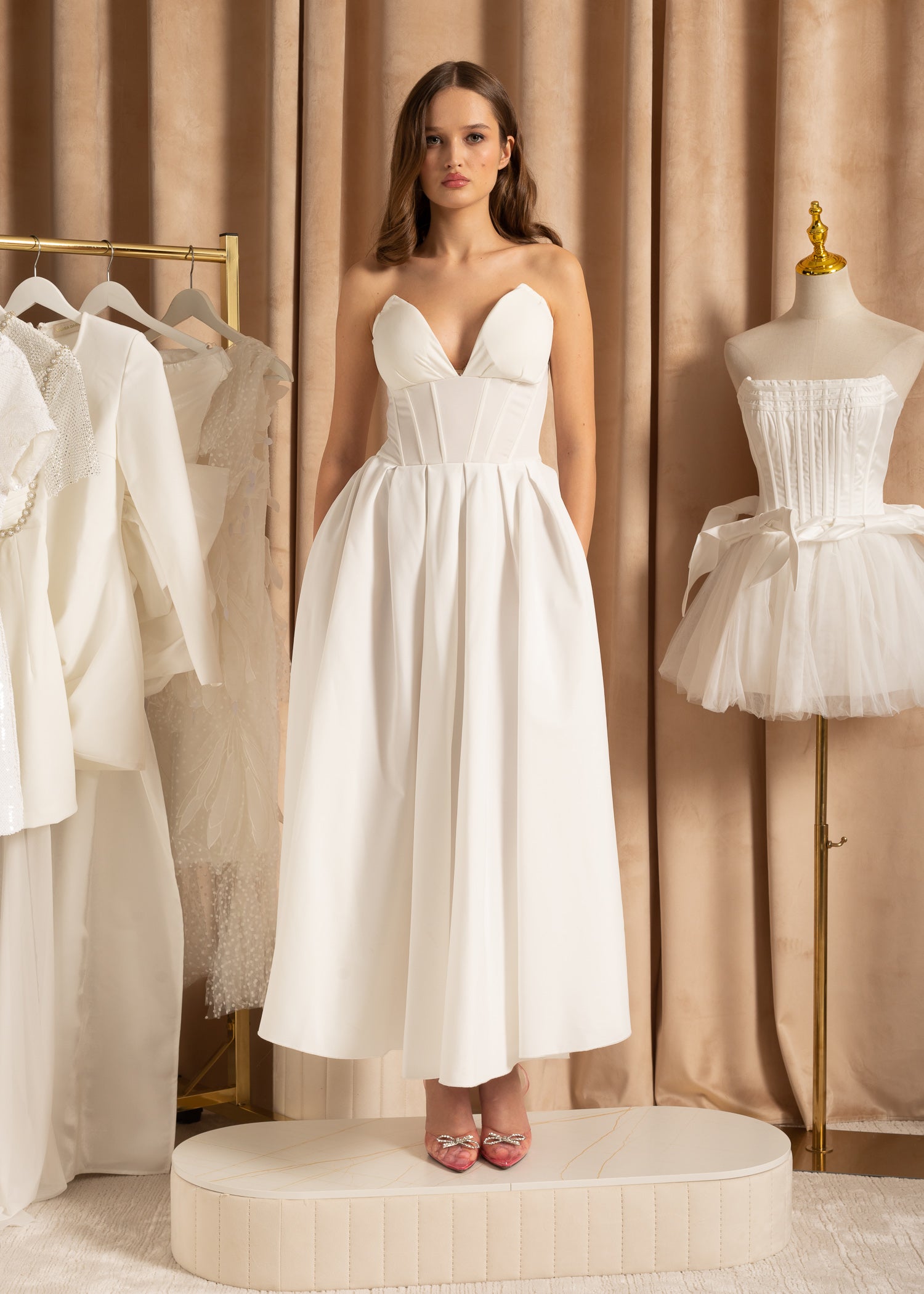 Elegant Strapless Dress with Fitted Bodice And Sweetheart Neckline - White