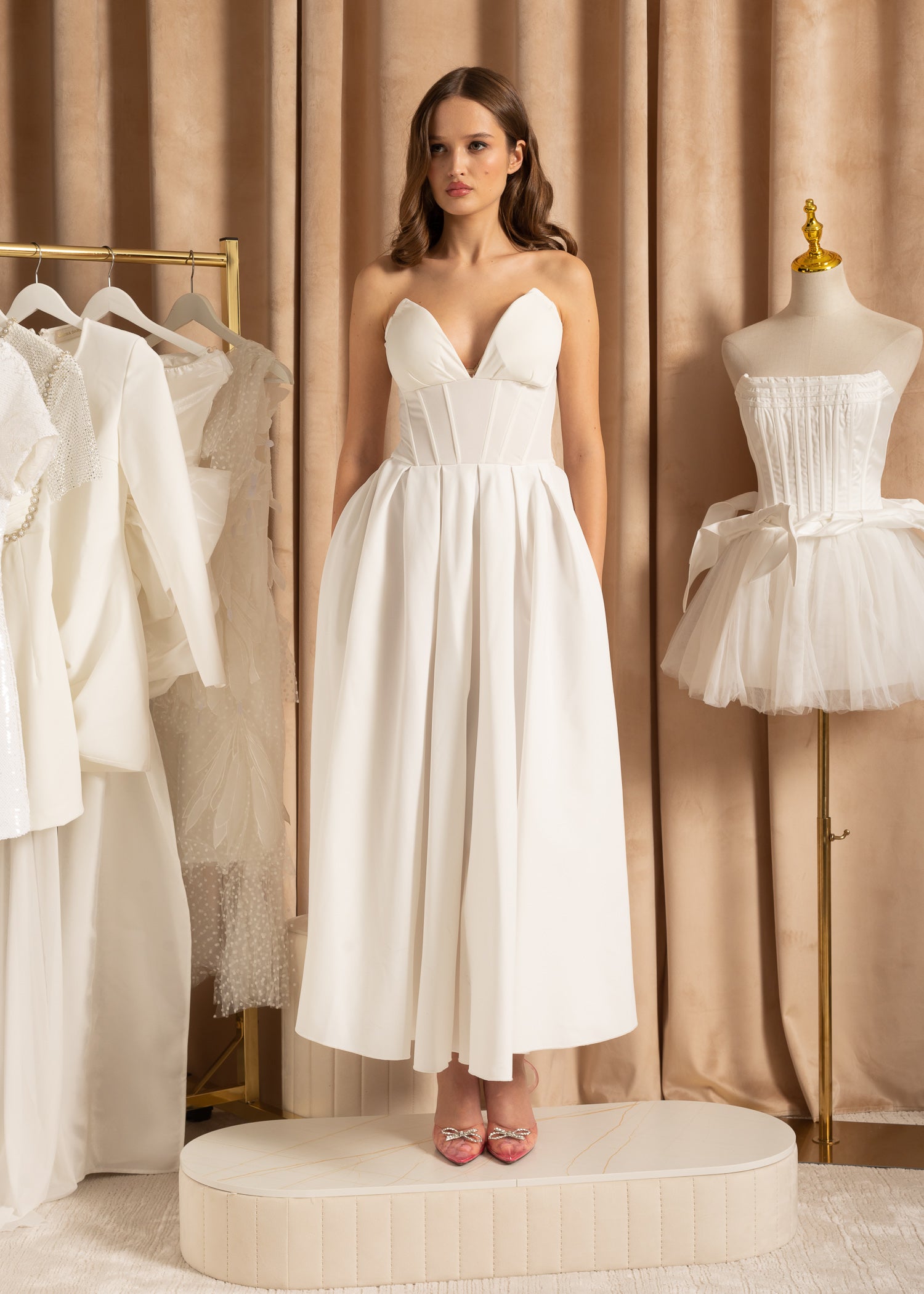 Elegant Strapless Dress with Fitted Bodice And Sweetheart Neckline - White