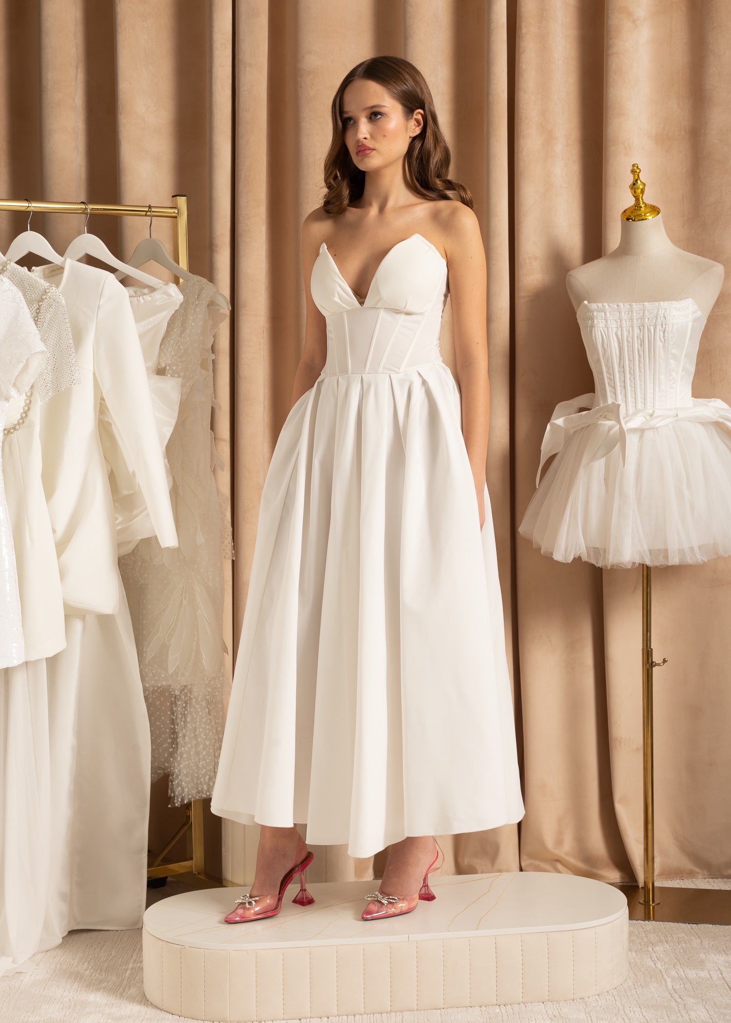 Elegant Strapless Dress with Fitted Bodice And Sweetheart Neckline - White