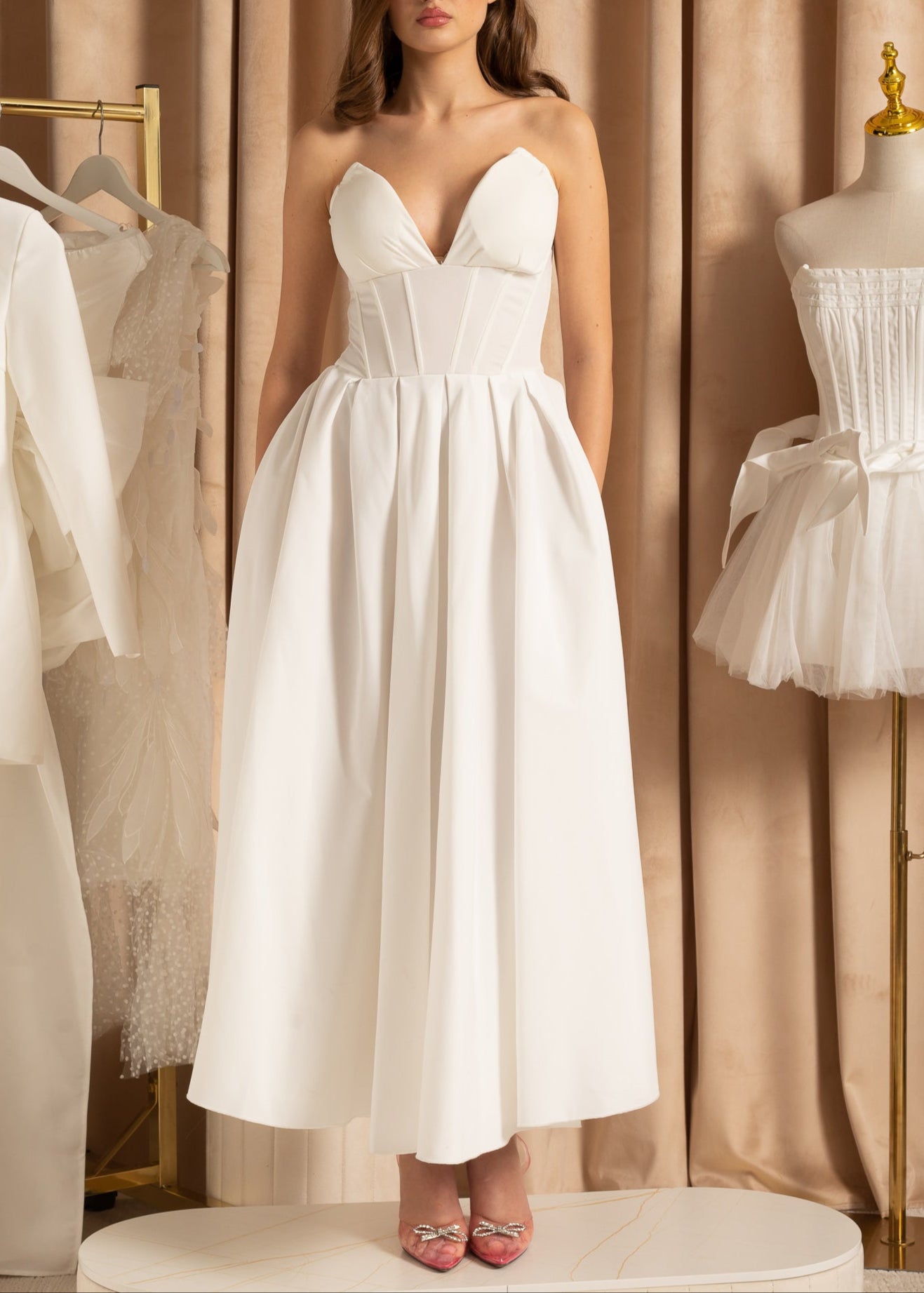 Elegant Strapless Dress with Fitted Bodice And Sweetheart Neckline - White
