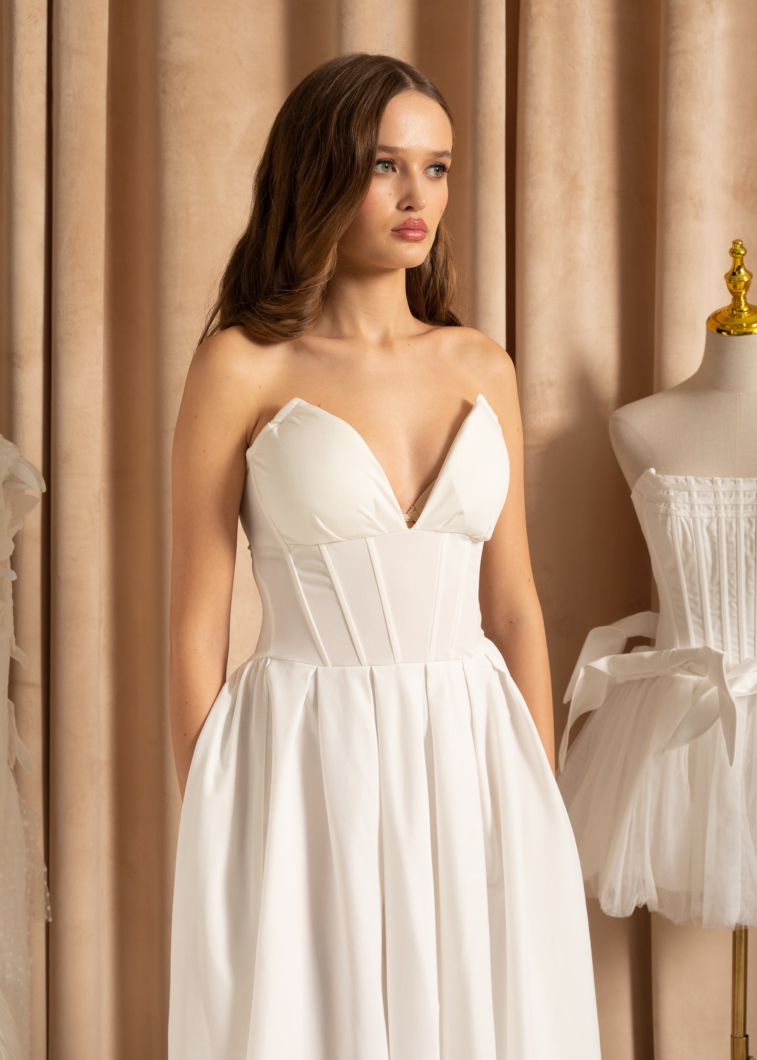 Elegant Strapless Dress with Fitted Bodice And Sweetheart Neckline - White