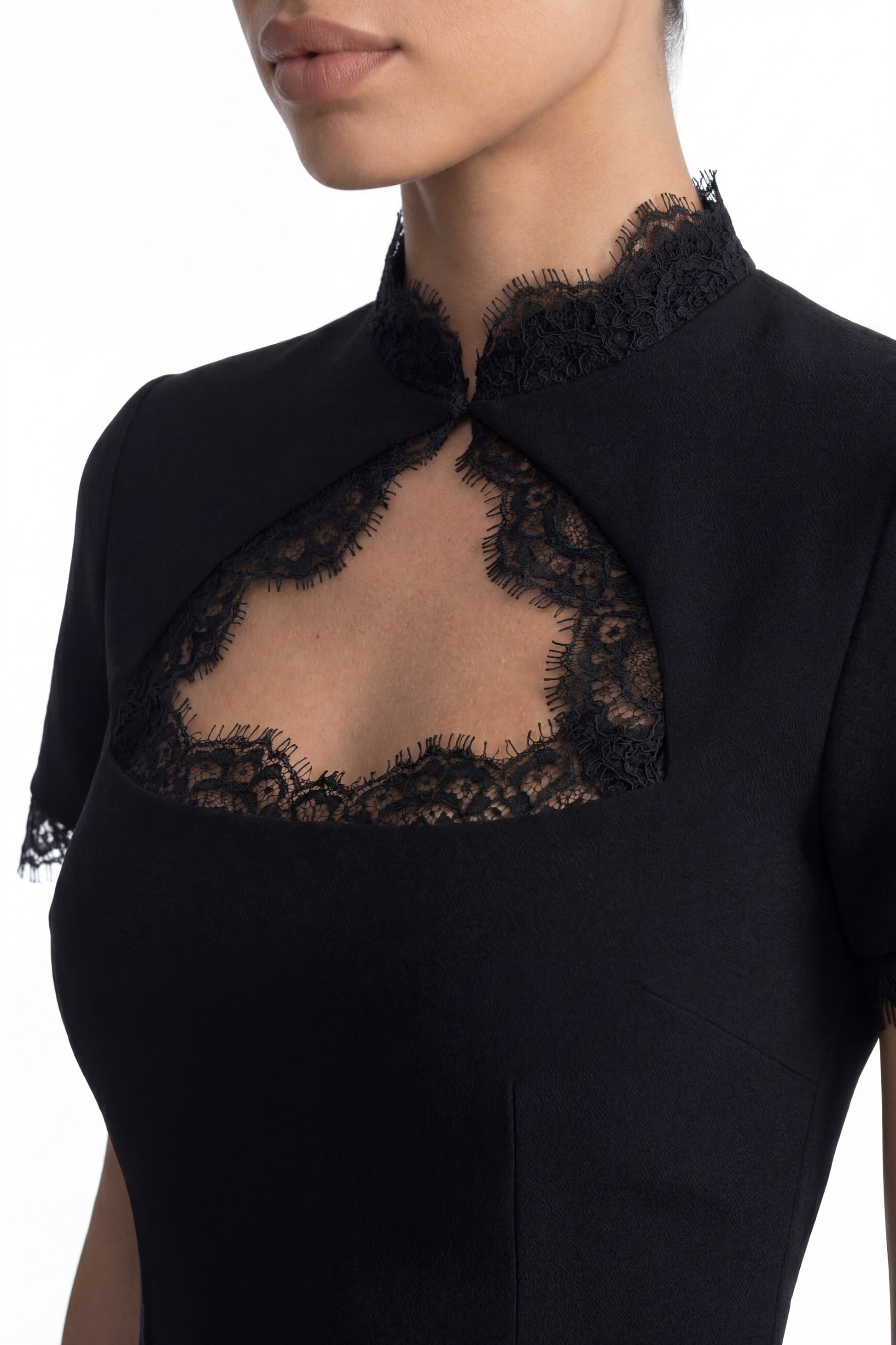 Mathilde Minikleid mit Spitzenbesatz und Schlüssellochausschnitt – Schwarz